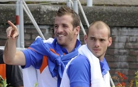 Rafael van der Vaart (vlevo) a Wesley Sneijder, dva velcí kamarádi, se včera proměnili v rivaly.