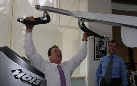 Ráno na posilovacím přístroji: Schwarzenegger předvádí, Medveděv se řehtá.