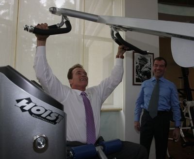 Ráno na posilovacím přístroji: Schwarzenegger předvádí, Medveděv se řehtá.