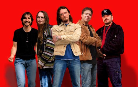 Red Baron Band tvoří zleva: Radek Horník (bicí), Paul Kowacz (kytara, zpěv), Mirek Jech (frontman, zpěv), Vilém Mikyška (klávesy), Jiří G. Rubeš (basová kytara).