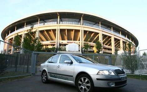 Redakční škodovka před stadionem ve Frankfurtu nad Mohanem.