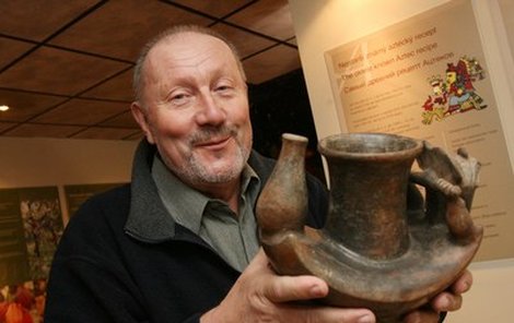 Ředitel muzea Provaan s nádobou, ve které Aztékové připravovali pálivý čokoládový nápoj.