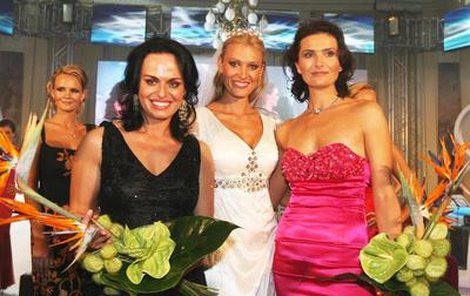 Ředitelka České Miss Michaela Maláčová (vpravo) se zrovna moc neusmívala, když měla pózovat s konkurenční Miss ČR Kateřinou Konvalinkou-Průšovovou a návrhářkou Camillou Solomon. 