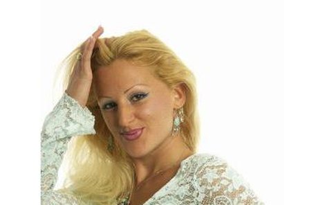 Regina Holásková byla hvězdou první řady reality show VyVolení televize Prima. Jako komplikovaná osobnost s divokou minulostí dávala svým kolegům ve vile pořádně zabrat.