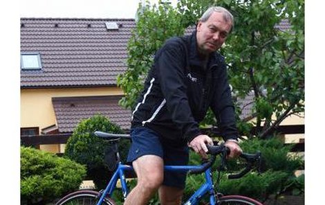 Rekonvalescent Zdeněk Müller vyráží na jednu ze svých pravidelných vyjížděk na bicyklu.