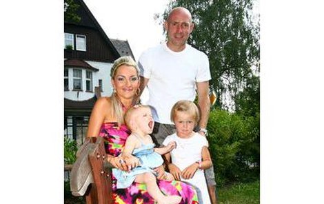 Reprezentační útočník Jiří Štajner s rodinkou. Paní Lenka a dcery Adélka a Sophie. Jak jinak, krásné po mamince...