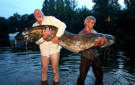 Rex Hunt a Jakub Vágner zdolali obřího sumce u Císařské louky na Vltavě.