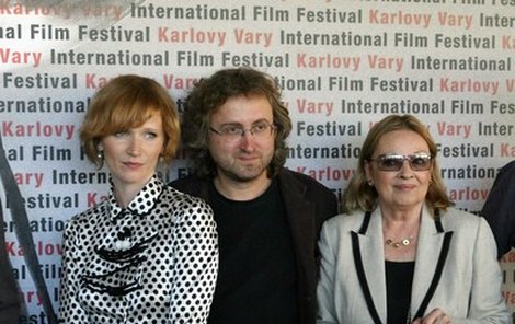 Režisér Jan Hřebejk s Aňou Geislerovou (vlevo) a Janou Brejchovou.