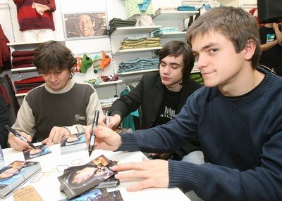 Režisér Karel Janák (vlevo), Vojta Kotek a Jiří Mádl podepisovali a podepisovali…