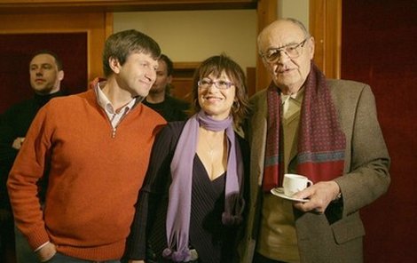 Režisér Vorlíček se svými nestárnoucími ﬁlmovými postavami Saxanou – Petrou Černockou a Honzou – Janem Hrušínským.