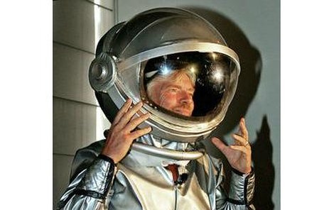 Richard Bransonv kosmickém obleku.