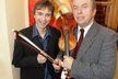 Richard Pachman pózoval před obrazem houslí a jejich originálem s Jaroslavem Svěceným.