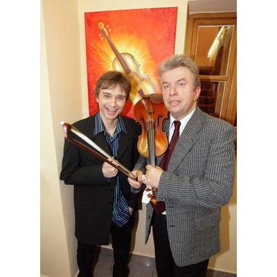 Richard Pachman pózoval před obrazem houslí a jejich originálem s Jaroslavem Svěceným.