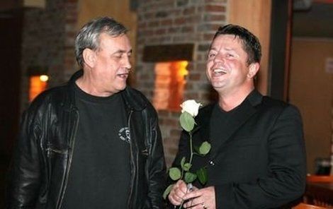 Richard Tesařík (vlevo) a Petr Muk společně vystoupili na beneﬁ čním představení Přítel v nouzi.