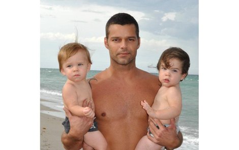 Ricky Martin na snímku se syny Matteem a Valentinem (vlevo).