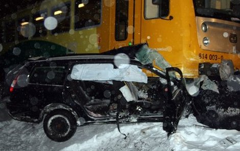 Řidič automobilu neměl šanci střet s vlakem přežít.