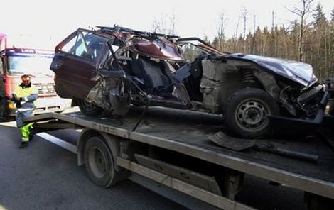 Řidič osobního auta nehodu nepřežil.