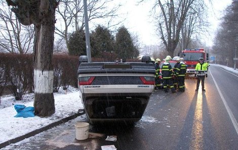 Řidič peugeotu nezvládl auto na namrzlé silnici v Častolovicích na Rychnovsku. Auto narazilo do sloupu a skončilo na střeše. Řidič vyvázl se zraněními.