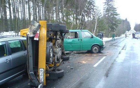 Řidič s dodávkou skončil v příkopu. Jenže pak se přiřítil odtahový vůz a dodávku odhodil pryč.