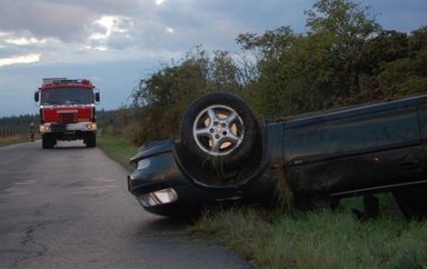 Řidič se vyhýbal babetě tak, že jeho auto skončilo na střeše.