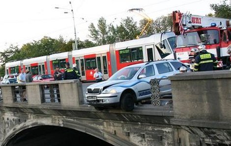 Řidičce se podařilo škodovkou prorazit betonovou zábranu. 