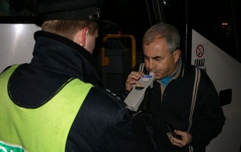 Řidiči postupně vysedali z autobusů a foukali. Tenhle alkohol nenadýchal.