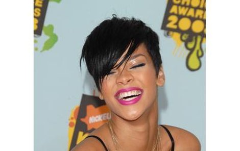 Rihanna poskytla svým fanouškům na Kids Choice Awards také pohled na své vnady.