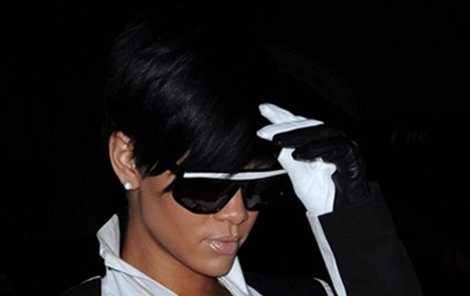 Rihanna se skrývá před objektivy.