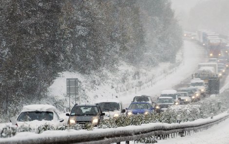 Říjen 2009 - Teploty na hranici nuly, vydatné sněžení, rozsáhlé výpadky v dodávkách proudu, padající stromy a namrzlá vozovka trápí většinu lidí v celé republice. Rekordy sice také padají, ale jde o teplotní minima a výšku sněhov