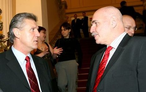 Říká předseda ČMFS Pavel Mokrý (vpravo) sparťanskému manažerovi Jozefu Chovancovi: „Pepo, my děláme děsný hovadiny, jen aby jsme tě k nároďáku dostali?“