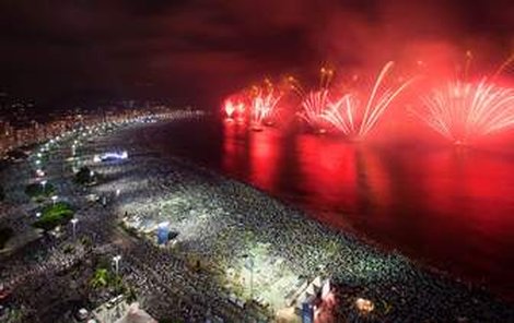 Rio de Janeiro (Brazílie). Tisíce lidí obsadily v brazilském Riu de Janeiro slavnou pláž Copacabana, aby si vychutnaly světelnou krásu ohňostroje odpalovaného z lodí.