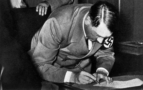 Říšský kancléř Adolf Hitler podepisuje v noci z 29. na 30. září 1938 Mnichovskou dohodu…