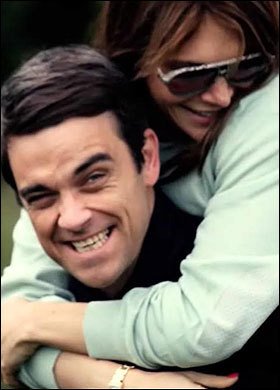 Robbie Williams s přítelkyní Aydou.