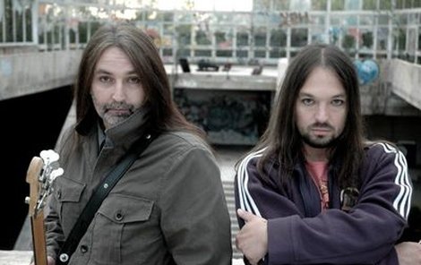 Robert Kodym (vlevo) a P. B. CH. natočili v Bratislavě nový »neoretro« klip k písni Velkej první letní den.