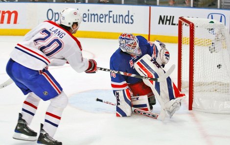 Robert Lang překonává podruhé brankáře NY Rangers Henrika Lundqvista.