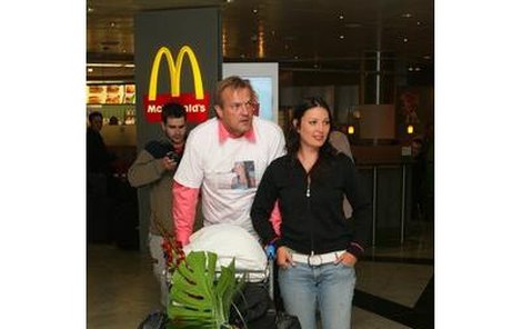Robo Beňo čekal na Ivanu na letišti a na sobě měl tričko s její fotkou.