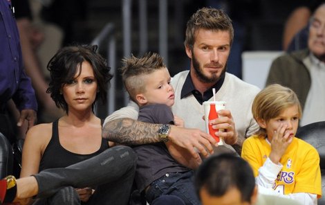 Rodinka na basketbalovém zápase: zleva Victoria, syn Cruz (4), David Beckham a syn Romeo (7). 