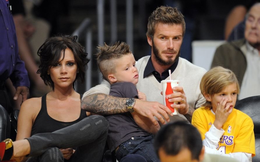 Rodinka na basketbalovém zápase: zleva Victoria, syn Cruz (4), David Beckham a syn Romeo (7).