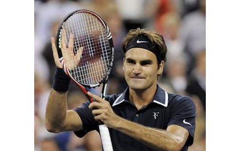 Roger Federer děkuje svému věrnému publiku.