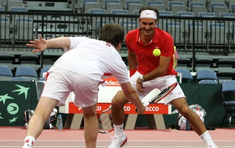 Roger Federer nepoutá v Praze pozornost jako jiné sportovní hvězdy. Zjevně mu to ale nevadí. Včera v Sazka Areně se královsky bavil. Hlavně při tenisovém bagu...