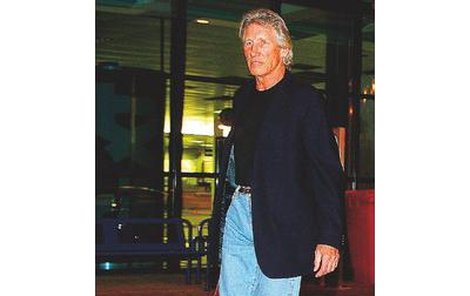 Roger Waters přiletěl do Prahy.