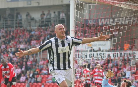 Roman Bednář právě zavěsil hlavou a spolu s výhrou 3:2 v Doncasteru zajistil West Bromwichi i přímý postup do příštího ročníku Premier League.