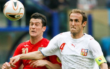 Roman Hubník (vpravo v souboji s Nugentem) odehrál proti Anglii (0:0) zvláštní zápas. Český tým sice vedl jako kapitán, ovšem kvůli němu se v závěru utkání kopala penalta.