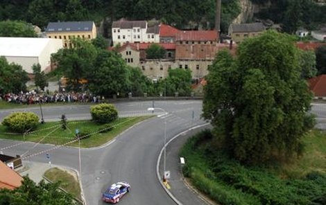 Roman Kresta žene své mitsubishi za šestým triumfem v Rallye Bohemia.