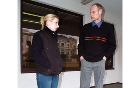 Roman Rokos (na snímku se svojí současnou partnerkou) před budovou severočeské policejní správy v Ústí nad Labem. Rozrušení na něm bylo znát...