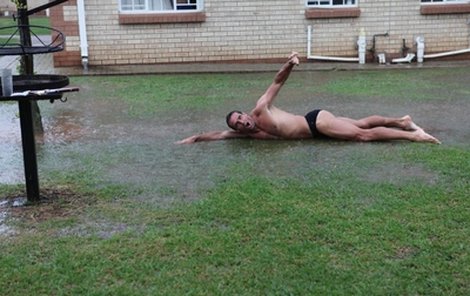 Roman Šebrle sebou pro pobavení desítky atletických kumpánů, s nimiž s v JAR trénuje, plácl do kaluže na hotelovém trávníku...