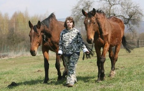 Romana Vavřinová se zachráněnými kobylami Bocciou a Káťou.