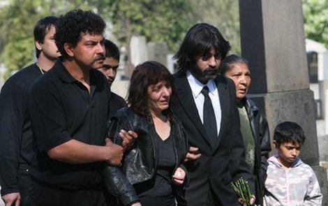 Románkova matka a otec (vpravo) stále čekají až policie najde vraha jejich syna. 