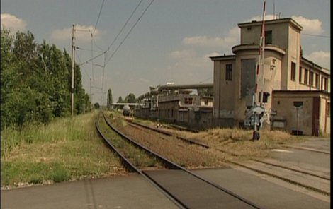 Romský chlapeček si hrál na kolejích nedaleko železničního přejezdu! Bohužel zrovna projížděl vlak...