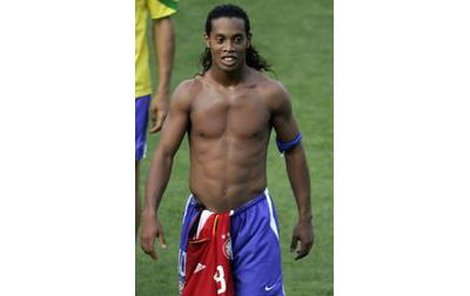 Ronaldinho (26) 
Nejlepší současný fotbalista světa je mezi diváky oblíbený zejména pro své proslulé parádičky s míčem, ovšem tenhle pohled na Brazilcovo vymakané tělo a rozevlátou hřívu, to je prostě pastva pro oči a taky pěkná 